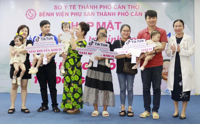 BSCKII Nguyễn Thụy Thúy Ái - Phó Giám đốc Bệnh viện Phụ sản TP. Cần Thơ trao giải thưởng cho các gia đình tham gia cuộc thi Video với chủ đề Ôm ấp gửi trọn yêu thương.