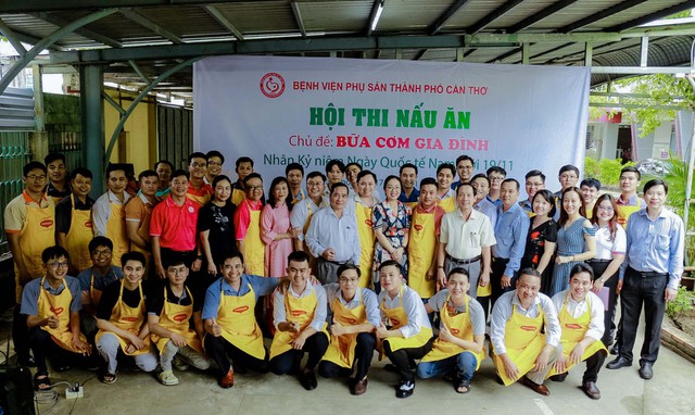 Các đội tham dự hội thi chụp ảnh lưu niệm với lãnh đạo Bệnh viện Phụ sản thành phố Cần Thơ.
