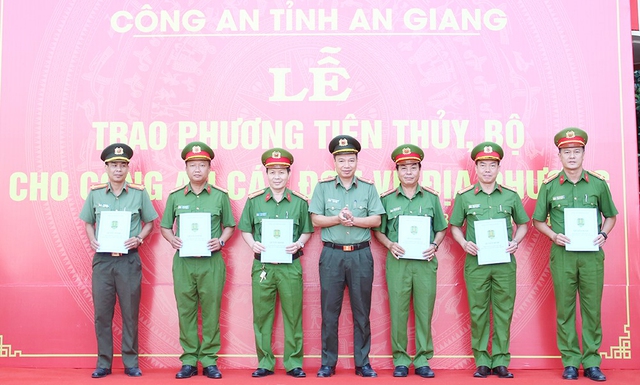 Đại tá Nguyễn Thanh Hà, Phó Giám đốc Công an tỉnh trao Quyết định trang bị xe mô tô cho Công an các phường điển hình, kiểu mẫu về an ninh trật tự, văn minh đô thị và các đơn vị nghiệp vụ phòng