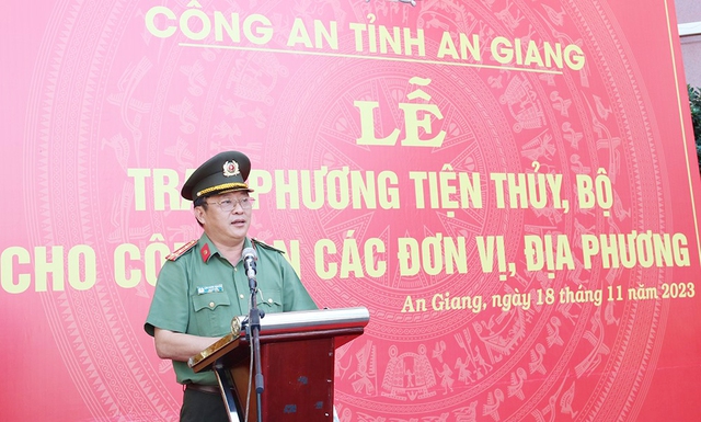 Đại tá Lâm Phước Nguyên, Bí thư Đảng ủy, Giám đốc Công an tỉnh phát biểu tại buổi lễ.
