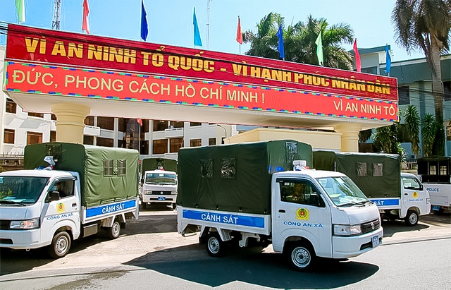 Dàn xe ô tô tải chuyên dụng được trao cho lực lượng Công an xã, thị trấn.