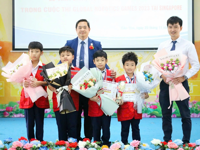 Ông Nguyễn Thanh Thống - Giám đốc Trường Phổ thông Thái Bình Dương trao thưởng cho các học sinh đạt thành tích cao trong Cuộc thi Global Robotics Games 2023 tại Singapore.
