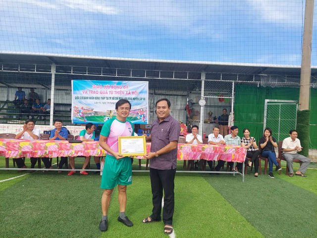 CLB Doanh nhân Đồng Tháp về quê hương giao hữu bóng đá từ thiện- Ảnh 1.