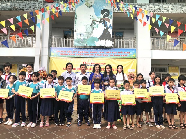 Tạp chí Doanh nghiệp và Tiếp thị trao học bổng Nguyễn Văn Trỗi cho học sinh nghèo hiếu học năm thứ 9- Ảnh 1.