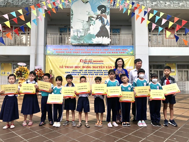Tạp chí Doanh nghiệp và Tiếp thị trao học bổng Nguyễn Văn Trỗi cho học sinh nghèo hiếu học năm thứ 9- Ảnh 2.
