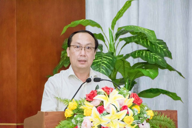 Giám đốc Sở Nông nghiệp và Phát triển Nông thôn Phan Hoàng Vũ thông tin Festival Tôm Cà Mau và Diễn đàn kết nối sản phẩm OCOP, ĐBSCL 2023 tại họp báo.