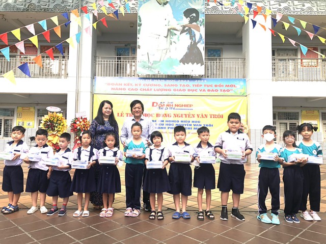 Tạp chí Doanh nghiệp và Tiếp thị trao học bổng Nguyễn Văn Trỗi cho học sinh nghèo hiếu học năm thứ 9- Ảnh 3.
