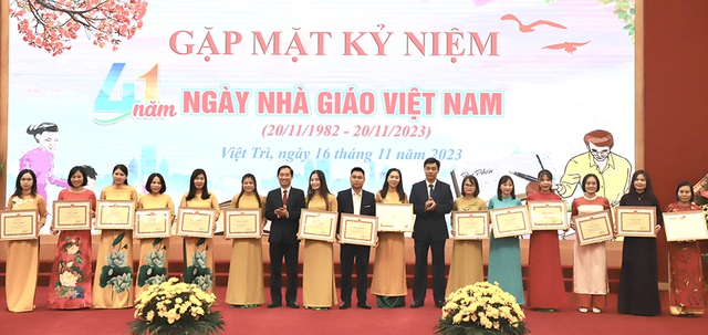 Hai giáo viên Trường Tiểu học Đinh Tiên Hoàng nhận bằng khen của Chủ tịch UBND tỉnh Phú Thọ- Ảnh 1.