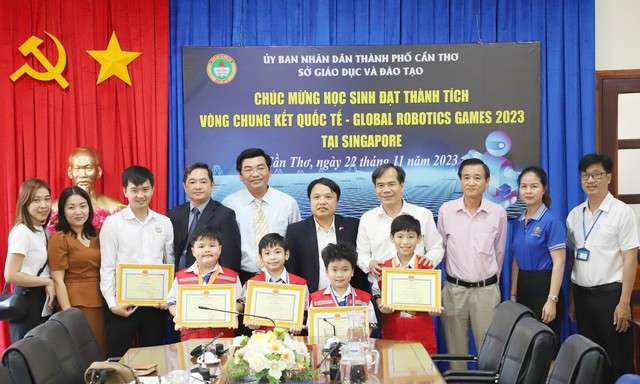 Ông Tạ Ngọc Trí - Phó Vụ trưởng Vụ Giáo dục Tiểu học, Bộ GD&ĐT; lãnh đạo sở GD&ĐT TP Cần Thơ và Trường Phổ thông Thái Bình Dương chụp ảnh cùng các em học sinh đạt thành tích cao Cuộc thi Global Robotics Games 2023.