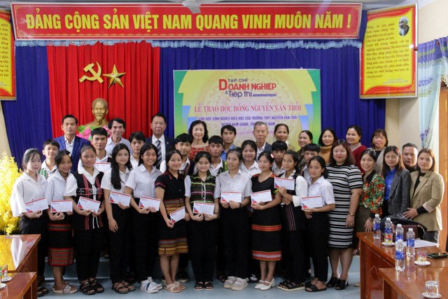 Tạp chí Doanh nghiệp và Tiếp thị trao học bổng Nguyễn Văn Trỗi tại Quảng Nam- Ảnh 1.