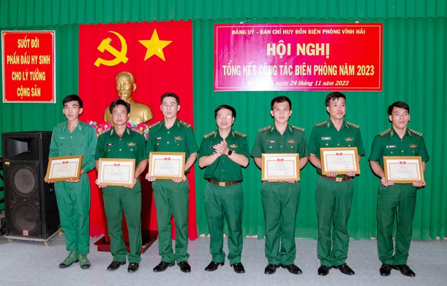 Thượng tá Hà Huy Trường, Chủ nhiệm Chính trị BĐBP tỉnh trao giấy khen cho các tập thể, cá nhân có thành tích xuất sắc trong phong trào thi đua quyết thắng năm 2023.