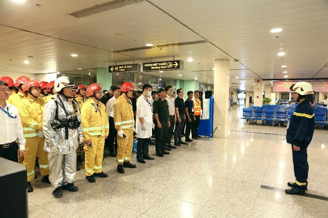 Cảng HKQT Tân Sơn Nhất: Thực tập phương án chữa cháy và cứu nạn, cứu hộ- Ảnh 1.