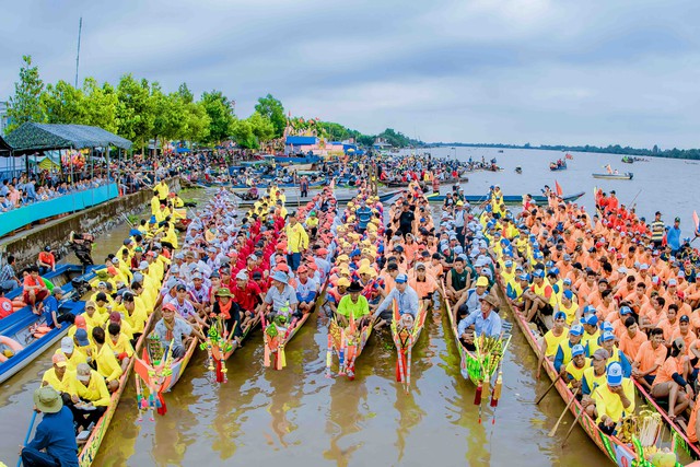 Các đội Ghe ngo tham gia Ngày hội Văn hóa, Thể thao và Du lịch đồng bào Khmer tỉnh Kiên Giang lần thứ 15 năm 2023.