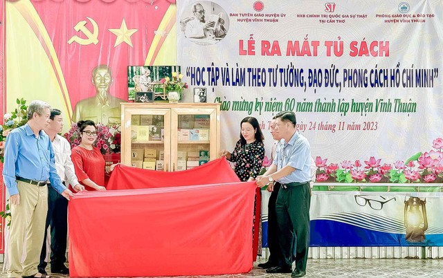 Các đại biểu thực hiện nghi thức ra mắt Tủ sách &quot;Học tập và làm theo tư tưởng, đạo đức, phong cách Hồ Chí Minh&quot;.
