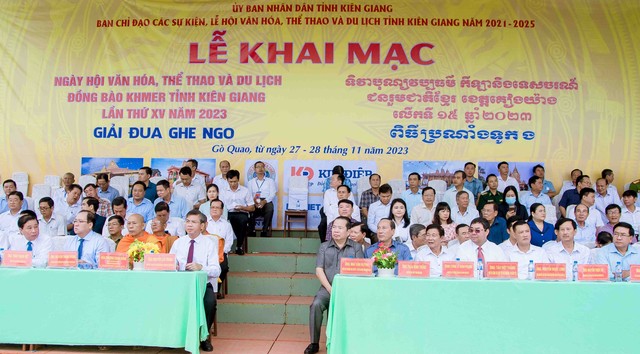 Các đại biểu tham dự lễ khai mạc Ngày hội Văn hóa, Thể thao và Du lịch đồng bào Khmer tỉnh Kiên Giang lần thứ 15.