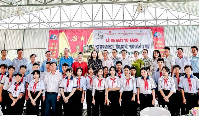 Các đại biểu chụp ảnh lưu niệm tại lễ ra mắt Tủ sách &quot;Học tập và làm theo tư tưởng, đạo đức, phong cách Hồ Chí Minh&quot; tại trường học.