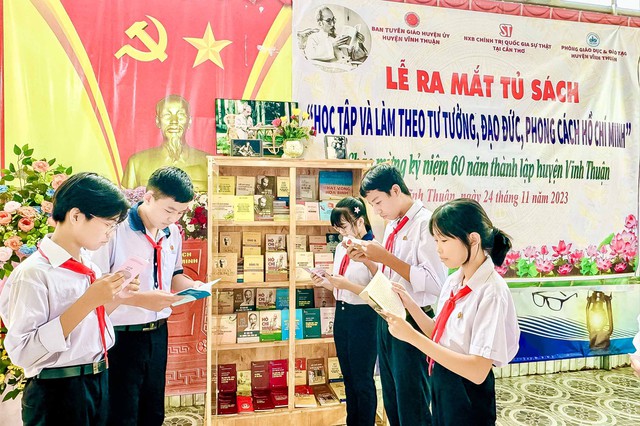 Các em học sinh tham quan Tủ sách &quot;Học tập và làm theo tư tưởng, đạo đức, phong cách Hồ Chí Minh&quot;.