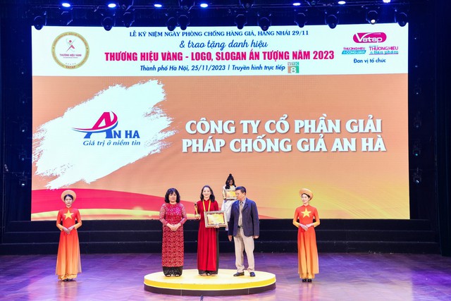 Bà Trần Thanh Hảo - CEO An Hà lên nhận giải thưởng vinh danh Top 10 thương hiệu vàng năm 2023