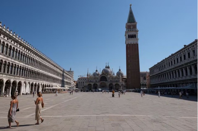 Khách du lịch đi bộ trong đợt nắng nóng mới khi nhiệt độ dự kiến sẽ lên tới 40 độ C ở một số thành phố, ở Venice, Ý ngày 22 tháng 8 năm 2023.