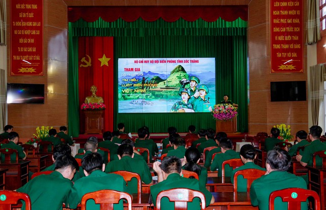 Quang cảnh cán bộ, chiến sĩ cơ quan Bộ chỉ huy BĐBP tỉnh tham gia cuộc thi trực tuyến tìm hiểu Luật Biên phòng Việt Nam.