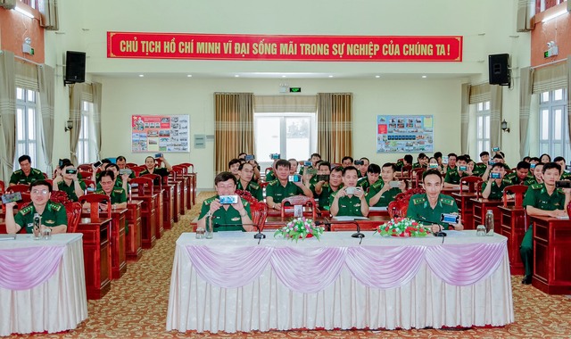 Cán bộ, chiến sĩ cơ quan Bộ chỉ huy BĐBP tỉnh tham gia vòng thi tuần thứ nhất cuộc thi trực tuyến tìm hiểu Luật Biên phòng Việt Nam.