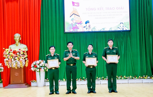 Đại tá Võ Văn Sử - Tỉnh ủy viên, Chỉ huy trưởng Bộ Chỉ huy BĐBP tỉnh Kiên Giang trao giấy khen cho các tập thể.