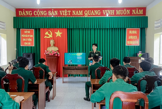 Cán bộ, chiến sĩ đồn Biên phòng Vĩnh Hải, BĐBP Sóc Trăng tham gia vòng thi tuần thứ nhất cuộc thi trực tuyến tìm hiểu Luật Biên phòng Việt Nam.