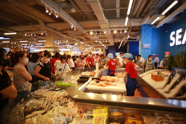 Quầy hải sản tươi sống với không gian sơ chế mở, trưng bày đa dạng sản phẩm chất lượng thượng hạng của WinCommerce