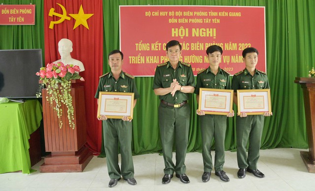 Đại tá Huỳnh Văn Đông - Bí thư Đảng ủy, Chính ủy BĐBP tỉnh Kiên Giang trao thưởng cho các tập thể, cá nhân có thành tích xuất sắc trong năm 2023.