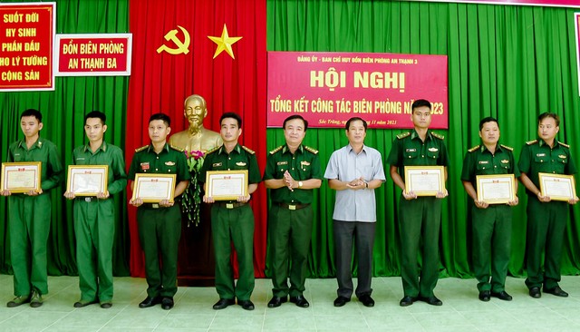 Lãnh đạo BĐBP tỉnh và Huyện ủy Cù Lao Dung trao khen thưởng cho các tập thể, cá nhân đồn Biên phòng An Thạnh 3 có thành tích tích xuất sắc trong phong trào thi đua quyết thắng năm 2023.