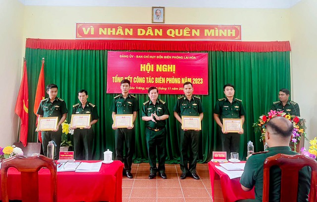 Đại tá Trịnh Kinh Khâm, Chỉ huy trưởng BĐBP tỉnh trao khen thưởng cho các tập thể, cá nhân đồn Biên phòng Lai Hòa, có thành tích tích xuất sắc trong phong trào thi đua quyết thắng năm 2023.