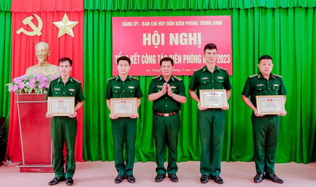 Đại tá Bùi Văn Bình, Phó Chỉ huy trưởng BĐBP tỉnh trao khen thưởng cho các tập thể, cá nhân đồn Biên phòng Trung Bình có thành tích tích xuất sắc trong phong trào thi đua quyết thắng năm 2023.