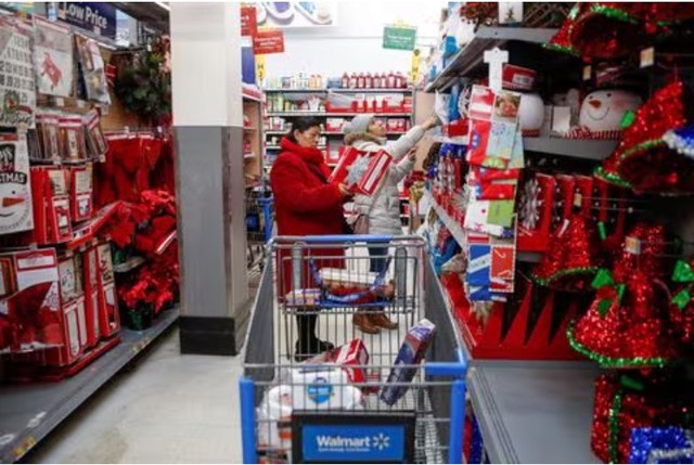 Người mua hàng tập trung tại cửa hàng Walmart trước kỳ nghỉ lễ Tạ ơn ở Chicago, Illinois, Hoa Kỳ