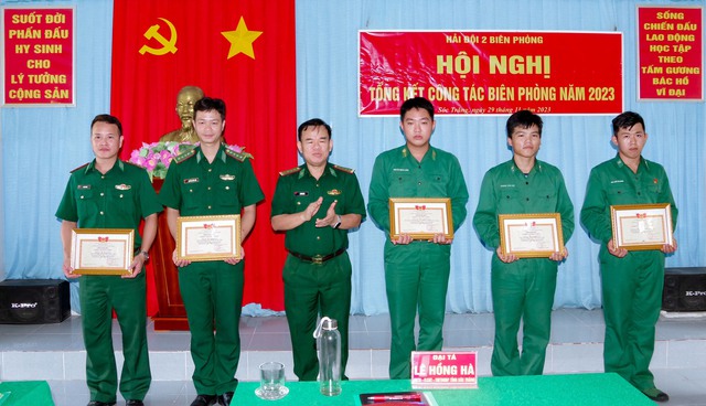 Đại tá Lê Hồng Hà, Phó Chỉ huy trưởng, Tham mưu trưởng BĐBP tỉnh trao khen thưởng cho các tập thể, cá nhân có thành tích tích xuất sắc trong thực hiện phong trào thi đua quyết thắng năm 2023.