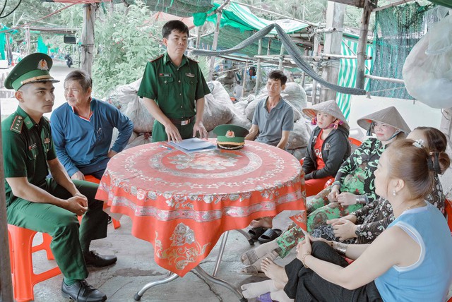 Trung tá Vũ Minh Tuân - cán bộ biên phòng say mê công tác giáo dục chính trị ở đơn vị cơ sở - Ảnh 1.