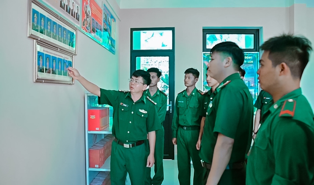 Trung tá Vũ Minh Tuân - cán bộ biên phòng say mê công tác giáo dục chính trị ở đơn vị cơ sở - Ảnh 2.