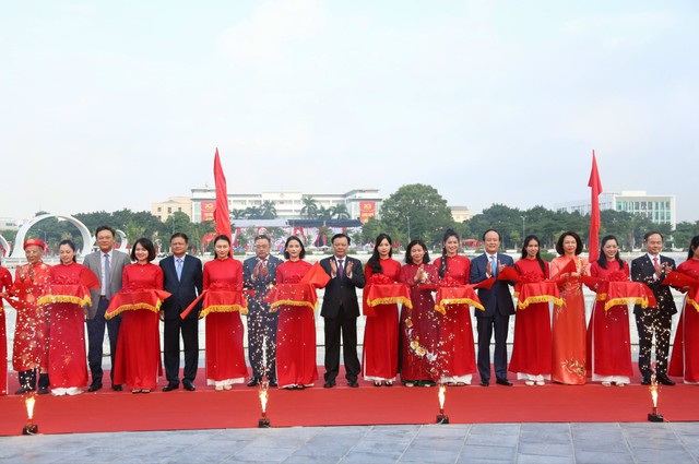 Công viên Long Biên với quy mô 21,56ha chính thức đi vào hoạt động - Ảnh 1.