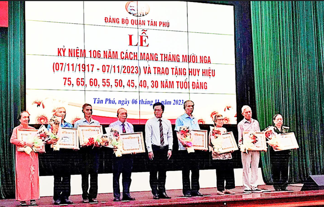 Quận Tân Phú: Trao huy hiệu Đảng cho 83 đảng viên
 - Ảnh 1.