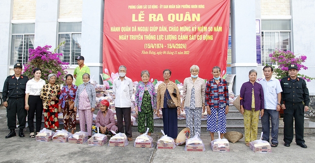 Lãnh đạo phòng Cảnh sát cơ động và lãnh đạo phường Nhơn Hưng tặng quà cho người dân có hoàn cảnh khó khăn trên địa bàn phường