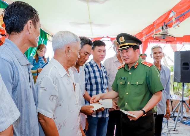 Thiếu tướng Đinh Văn Nơi thăm hỏi, trao quà tặng các gia đình chính sách, người có công cách mạng, hộ gia đình khó khăn trên địa bàn huyện Long Mỹ (mỗi phần trị giá 1 triệu đồng).