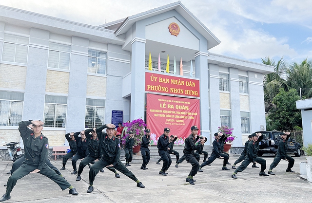 Lực lượng Cảnh sát cơ động biểu diễn các động tác võ Mai Hoa Quyền