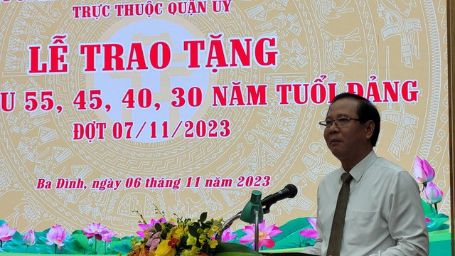 Hà Nội: Trao Huy hiệu Đảng cho 12 đảng viên thuộc Đảng bộ quận Ba Đình - Ảnh 2.