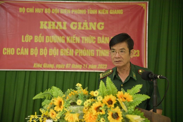 Đại tá Huỳnh Văn Đông - Bí thư Đảng ủy, Chính ủy BĐBP tỉnh Kiên Giang phát biểu quán triệt mục đích, ý nghĩa của lớp bồi dưỡng kiến thức dân tộc.