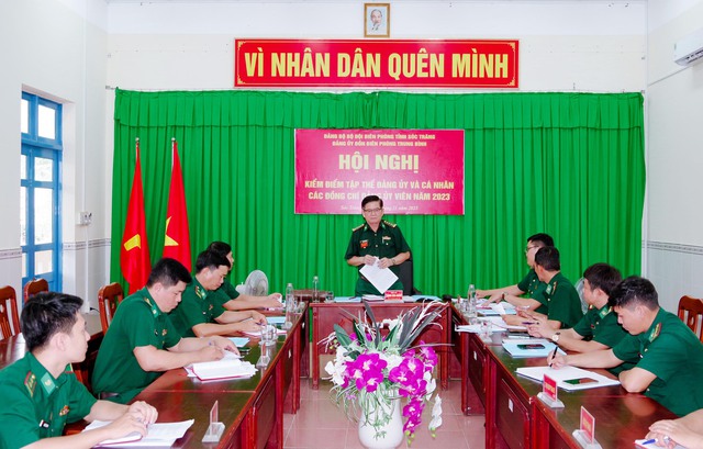 Đại tá Trịnh Kim Khâm, Phó Bí thư Đảng ủy, Chỉ huy trưởng BĐBP tỉnh Sóc Trăng phát biểu chỉ đạo tại hội nghị.