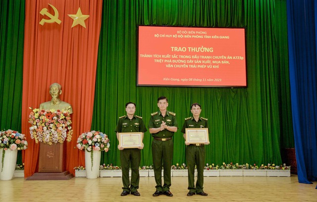 Đại tá Huỳnh Văn Đông - Bí thư Đảng ủy, Chính ủy BĐBP tỉnh Kiên Giang trao Bằng khen của Chính ủy BĐBP cho các tập thể và cá nhân.