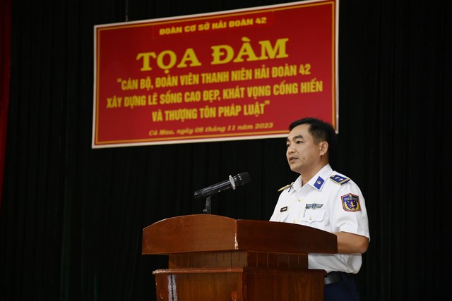 Trung tá Trịnh Minh Hiển, Phó Chính ủy Hải đoàn 42 phát biểu chỉ đạo tại hội nghị.