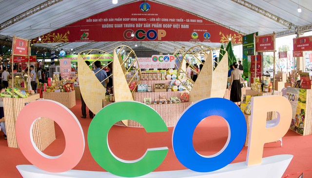 Phong phú sản phẩm OCOP trưng bày tại Festival Tôm Cà Mau- Ảnh 1.