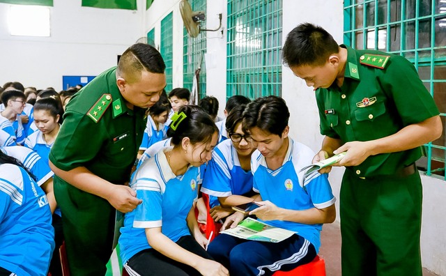 BĐBP tỉnh Kiên Giang: Tuyên truyền công tác biên giới và cuộc thi “Tìm hiểu Luật Biên phòng Việt Nam”- Ảnh 4.