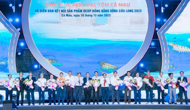 Phó Chủ tịch UBND tỉnh Nguyễn Minh Luân và Phó Chủ tịch UBND tỉnh Lê Văn Sử tặng hoa cho các nhà tài trợ.