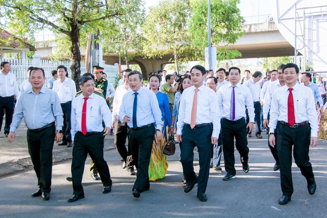 Lãnh đạo Bộ NN&PTNT cùng lãnh đạo tỉnh Hậu Giang tham quan con đường lúa gạo Việt Nam.
